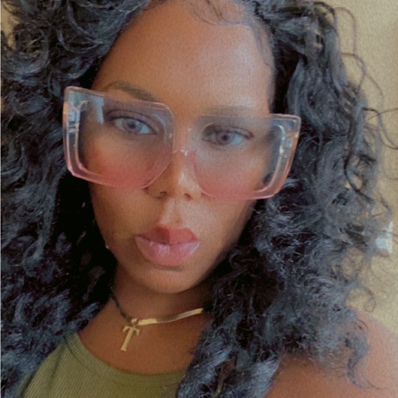 Meet your Posher, Tiffany - Picture 2 of 5